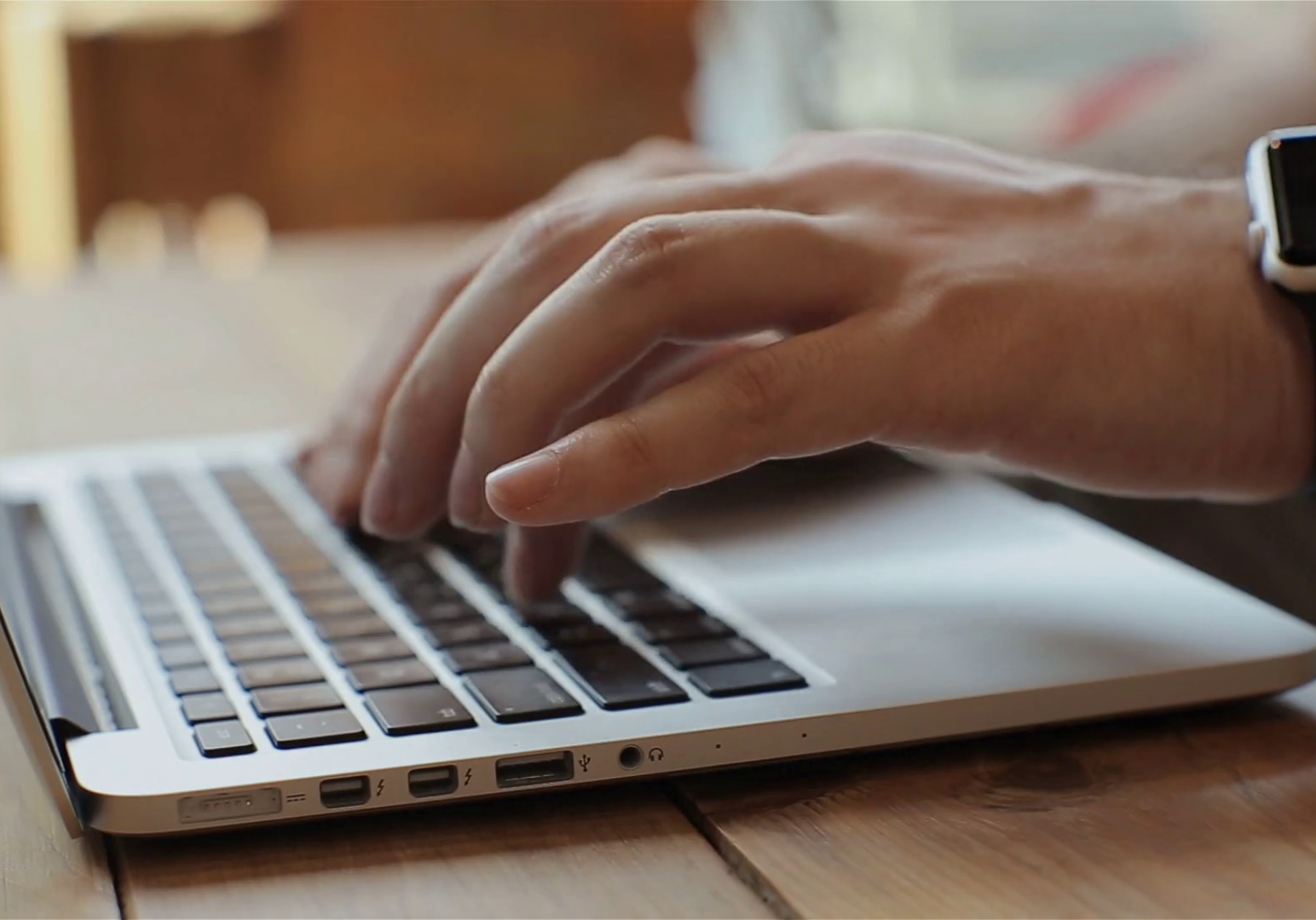 man-typing-on-laptop-computer_rjilkps_thumbnail-1080_01